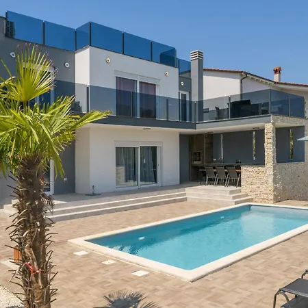 In With Outdoor Swimming Pool Holiday home Liznjan