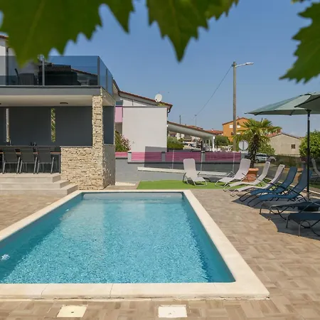 In With Outdoor Swimming Pool * Liznjan