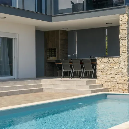 In With Outdoor Swimming Pool Holiday home *